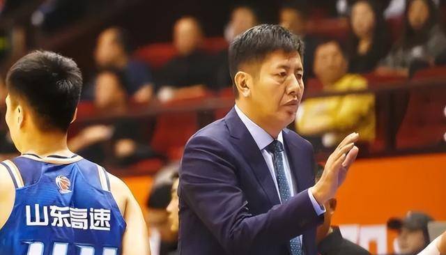 山东男篮调整策略，丁伟继续执教，顶薪球员重返阵容，冲击CBA季后赛
