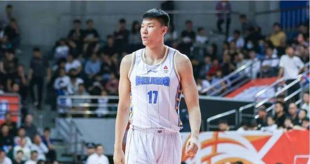 NBA季后赛焦点对决：王哲林对阵范子铭，上海VS北京北汽